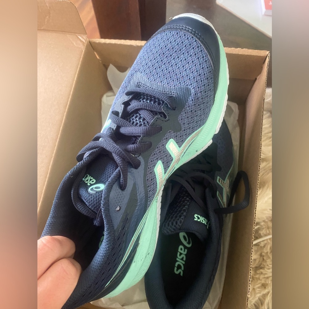 Asics kids sneaker size 5.5 girl or boy athletic trainer